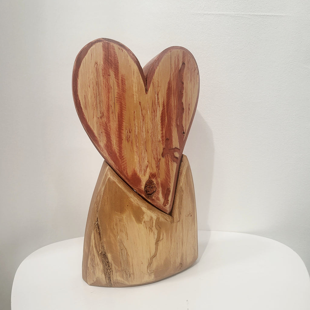 Coeur rouge en bois sur socle - Bertrand Massé artiste