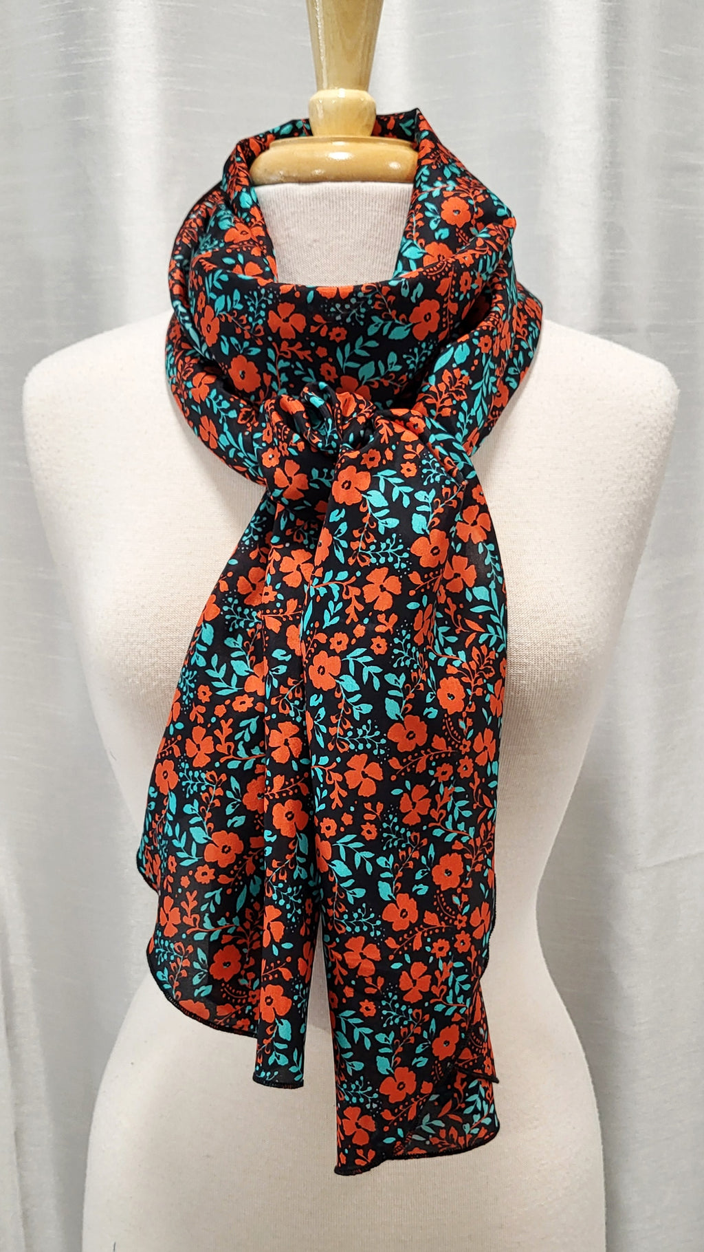 Foulard long en soie, fleuri rouge et turquoise sur fond noir