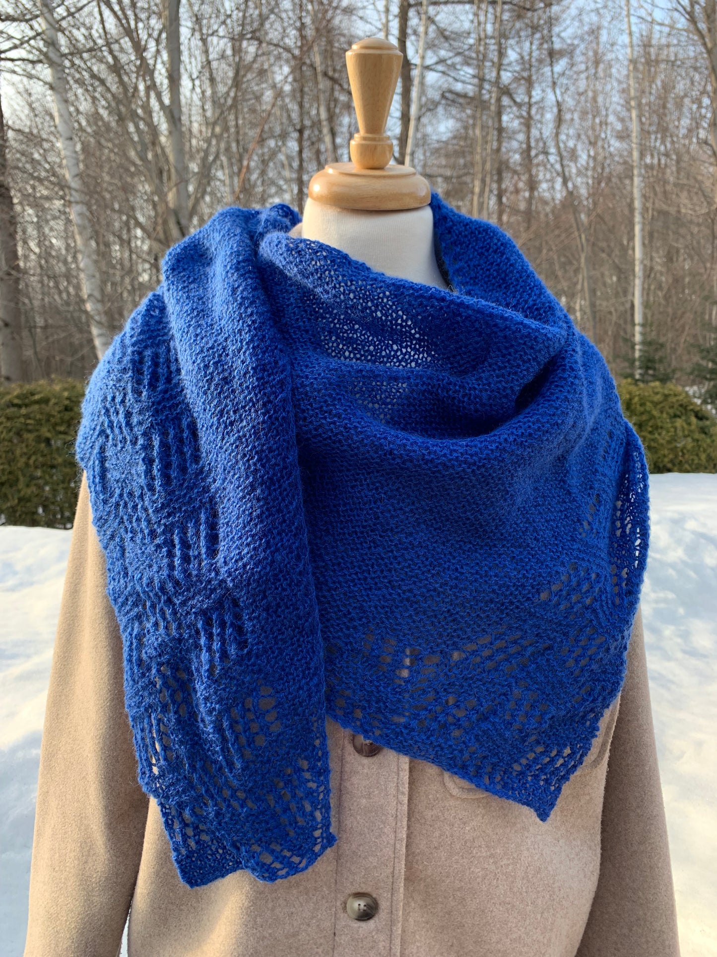 MPA - Châle Turbulence bleu royal tricoté au crochet.