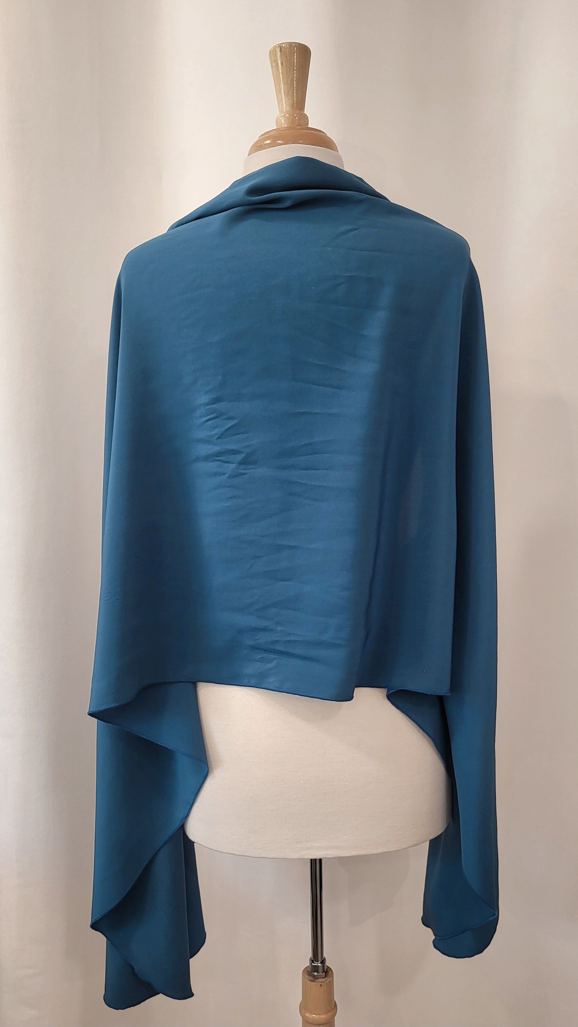 Foulard long en soie de couleur bleu céruléen