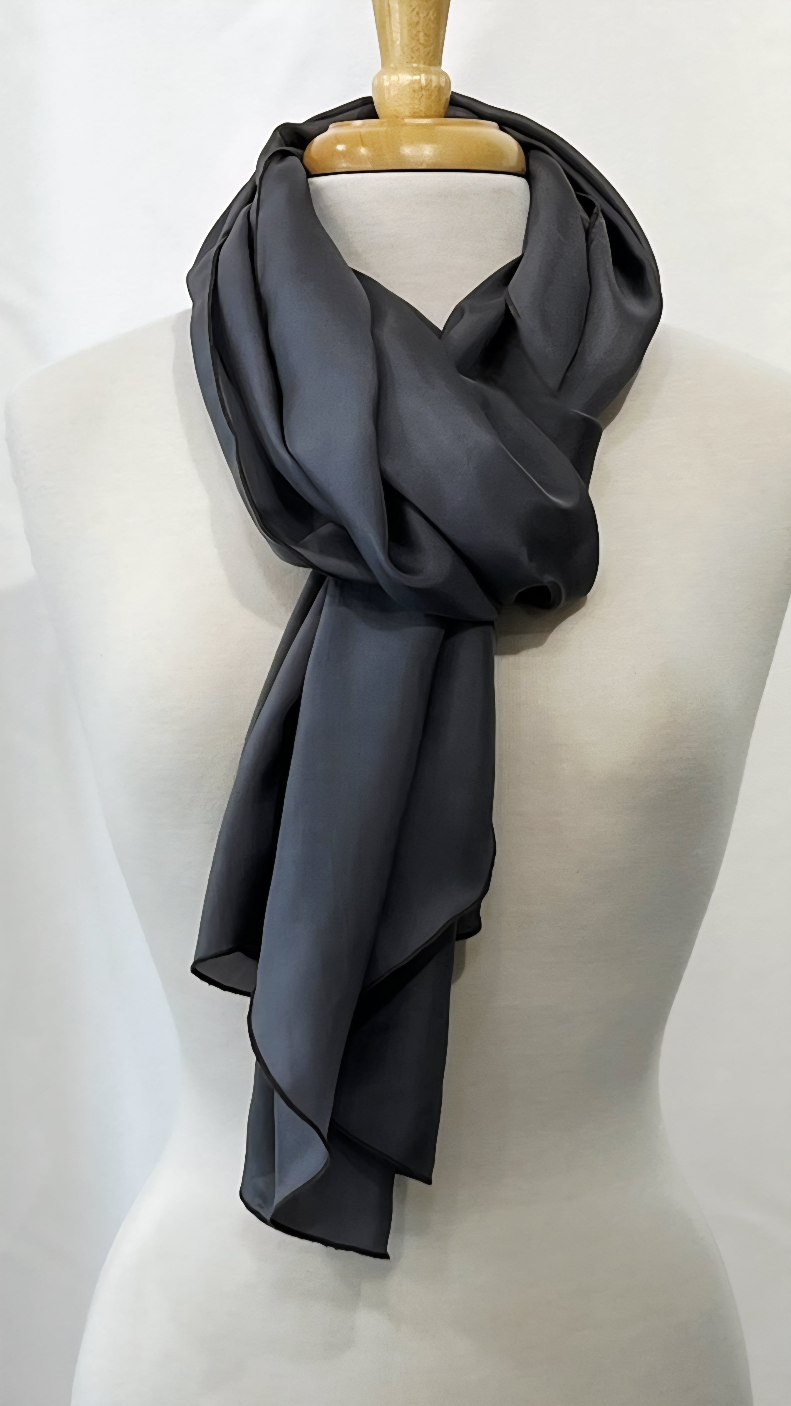 Foulard long et léger en soie gris foncé