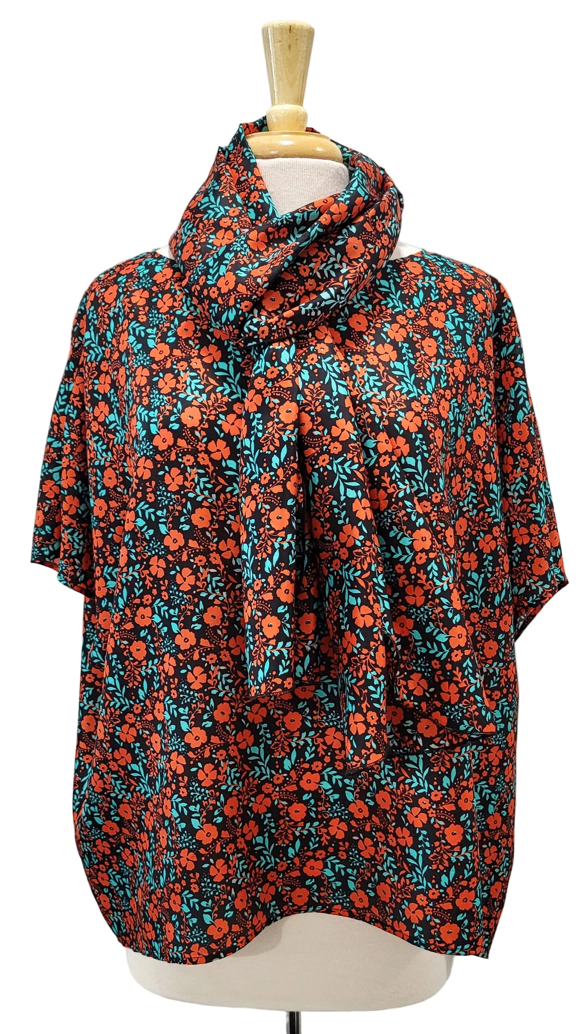 Tunique en soie, fleuri rouge et turquoise sur fond noir