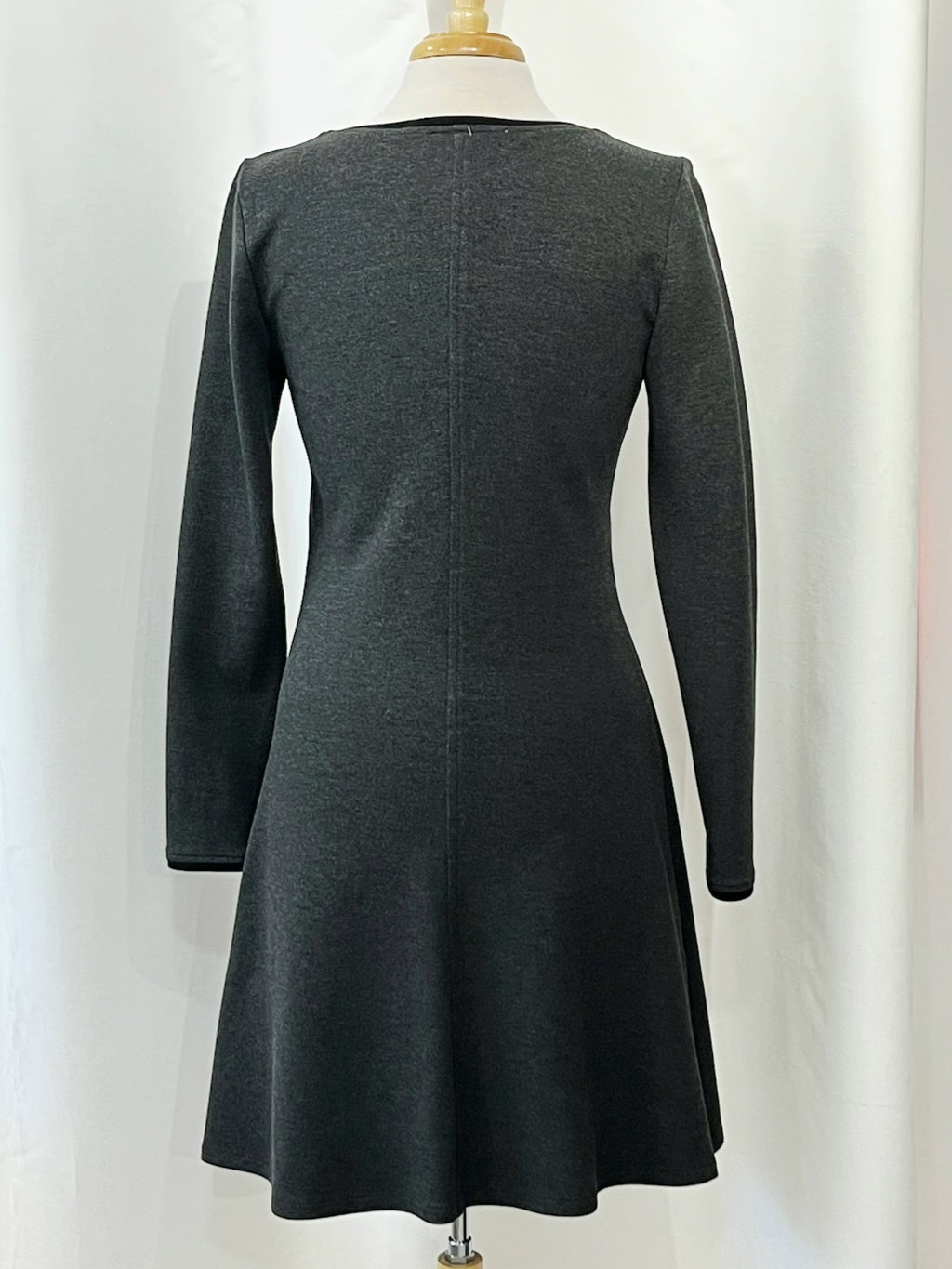 Robe Michelle grise à liséré noir