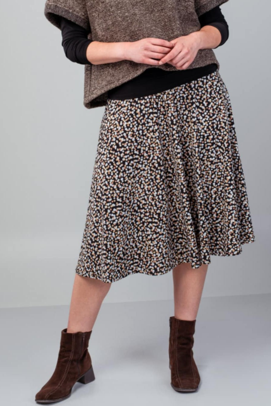 Mid-length flared skirt in printed electric blue.