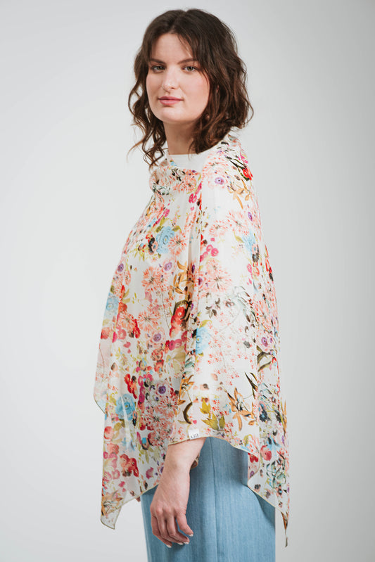 Poncho court en voilage imprimé de fleurs multicolores.