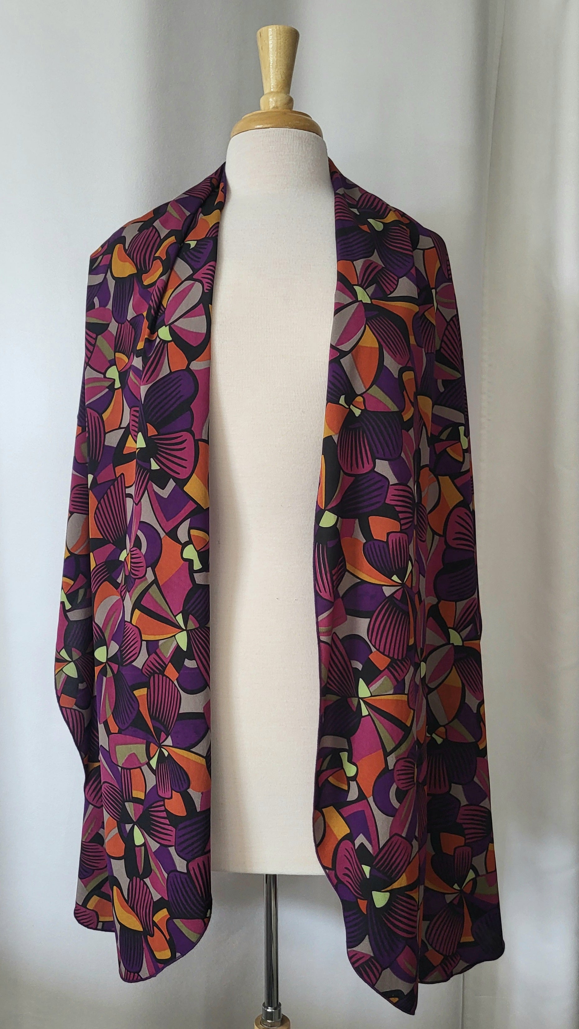 Foulard long en soie, imprimé exotique en tons de prune