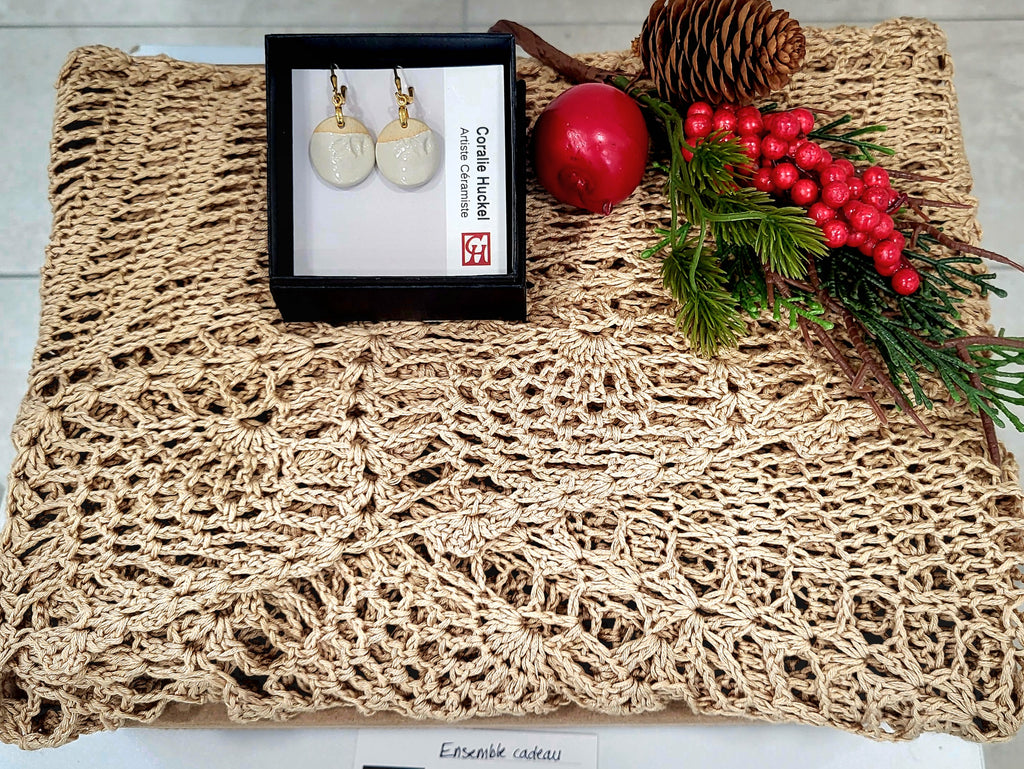 Ensemble élégance naturelle - Châle crocheté et boucles d'oreilles en céramique