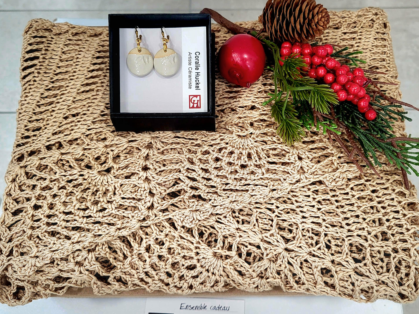 Ensemble élégance naturelle - Châle crocheté et boucles d'oreilles en céramique
