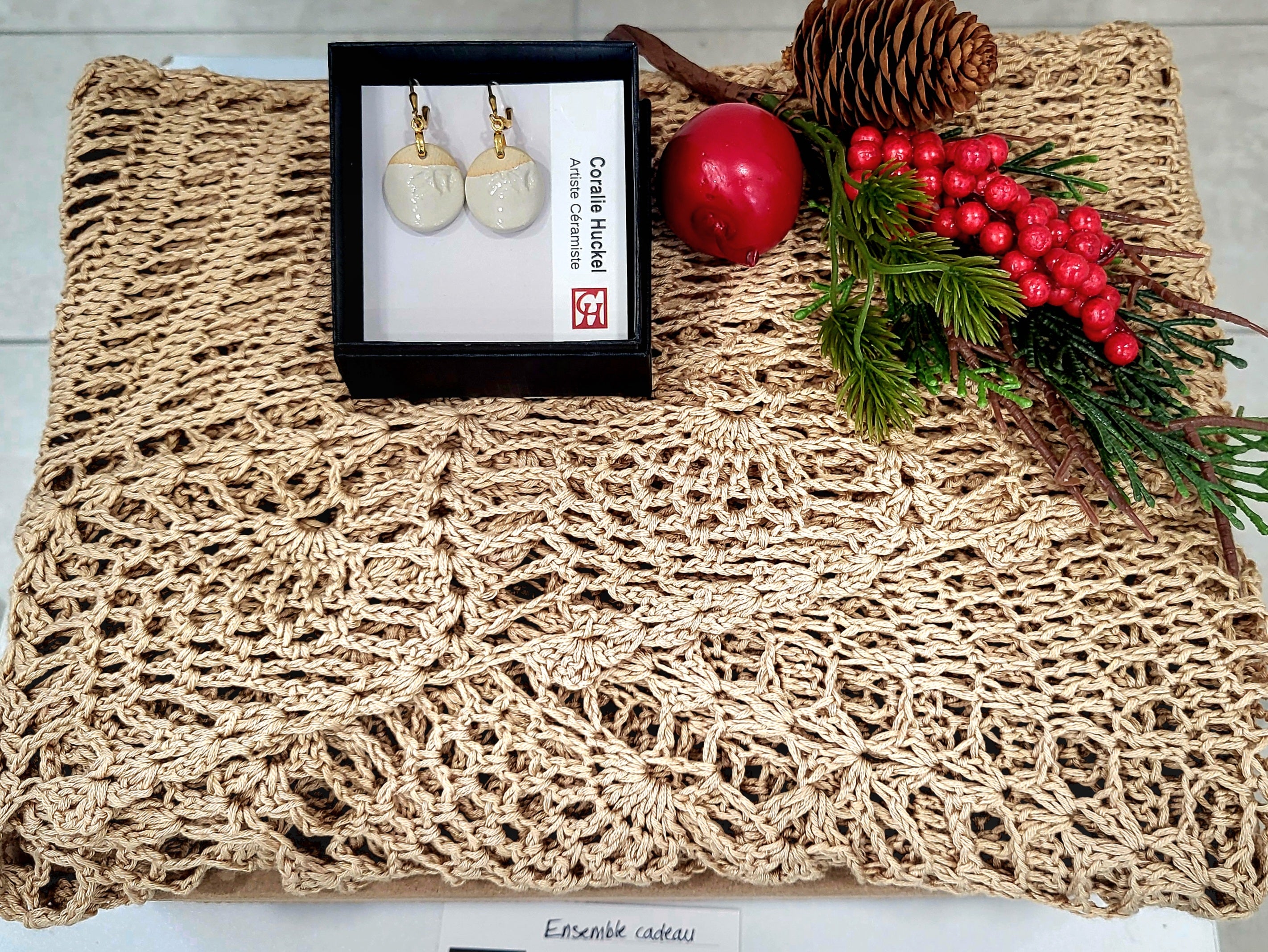 Ensemble élégance naturelle - Châle crocheté et boucles d'oreilles en céramique