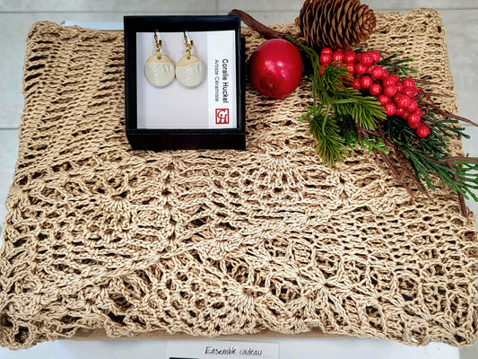 Ensemble élégance naturelle - Châle crocheté et boucles d'oreilles en céramique