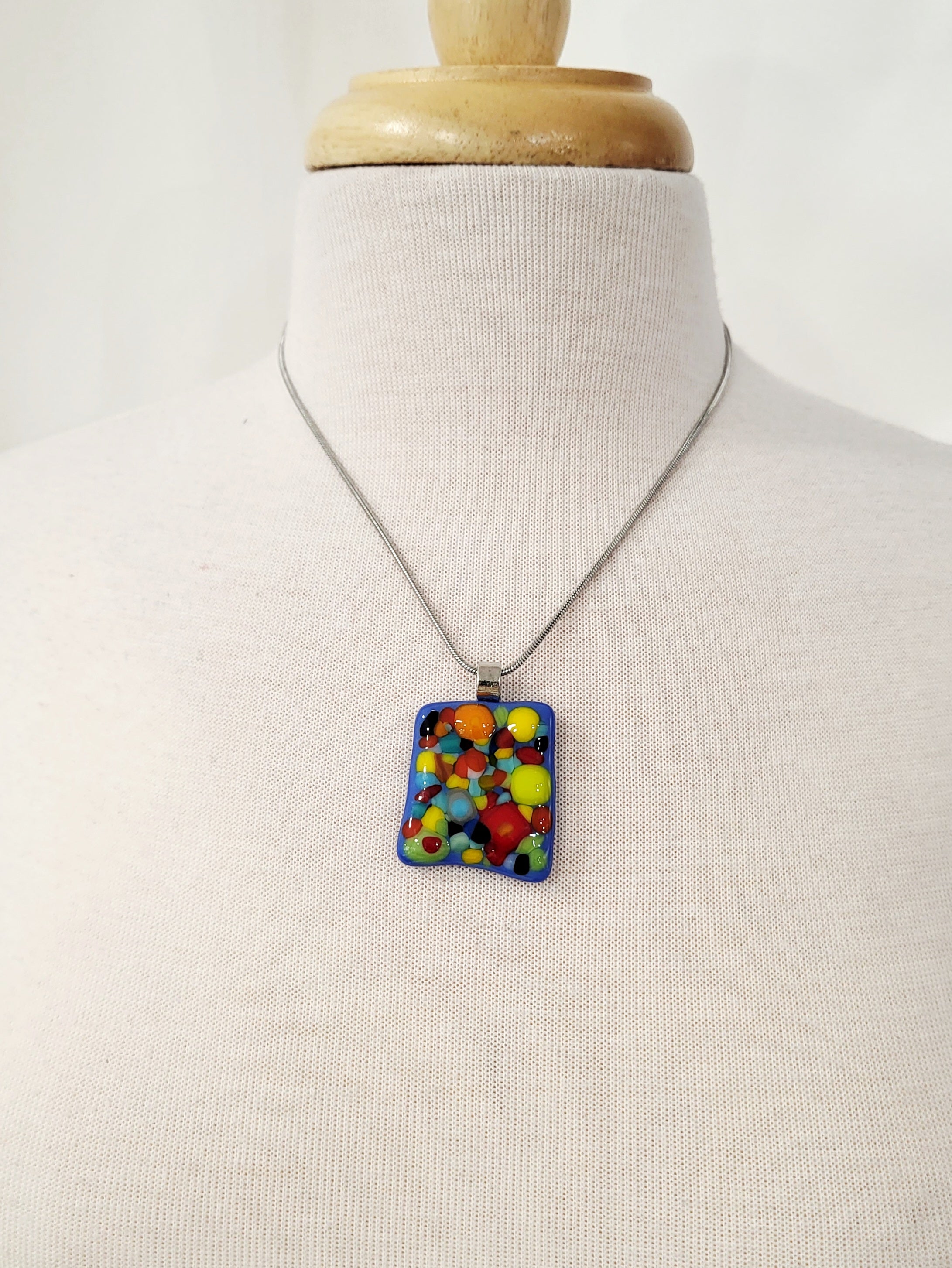 Collier carré multicolore en verre fusionné - Laparé bijoux