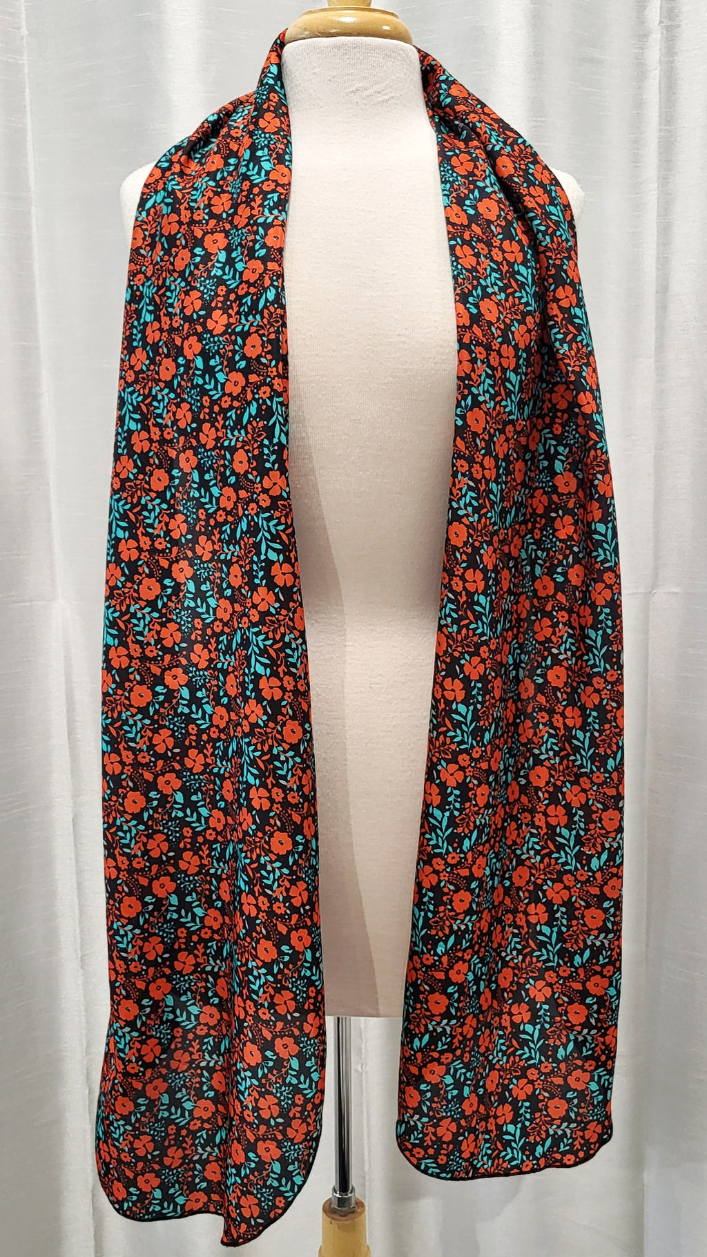 Foulard long en soie, fleuri rouge et turquoise sur fond noir