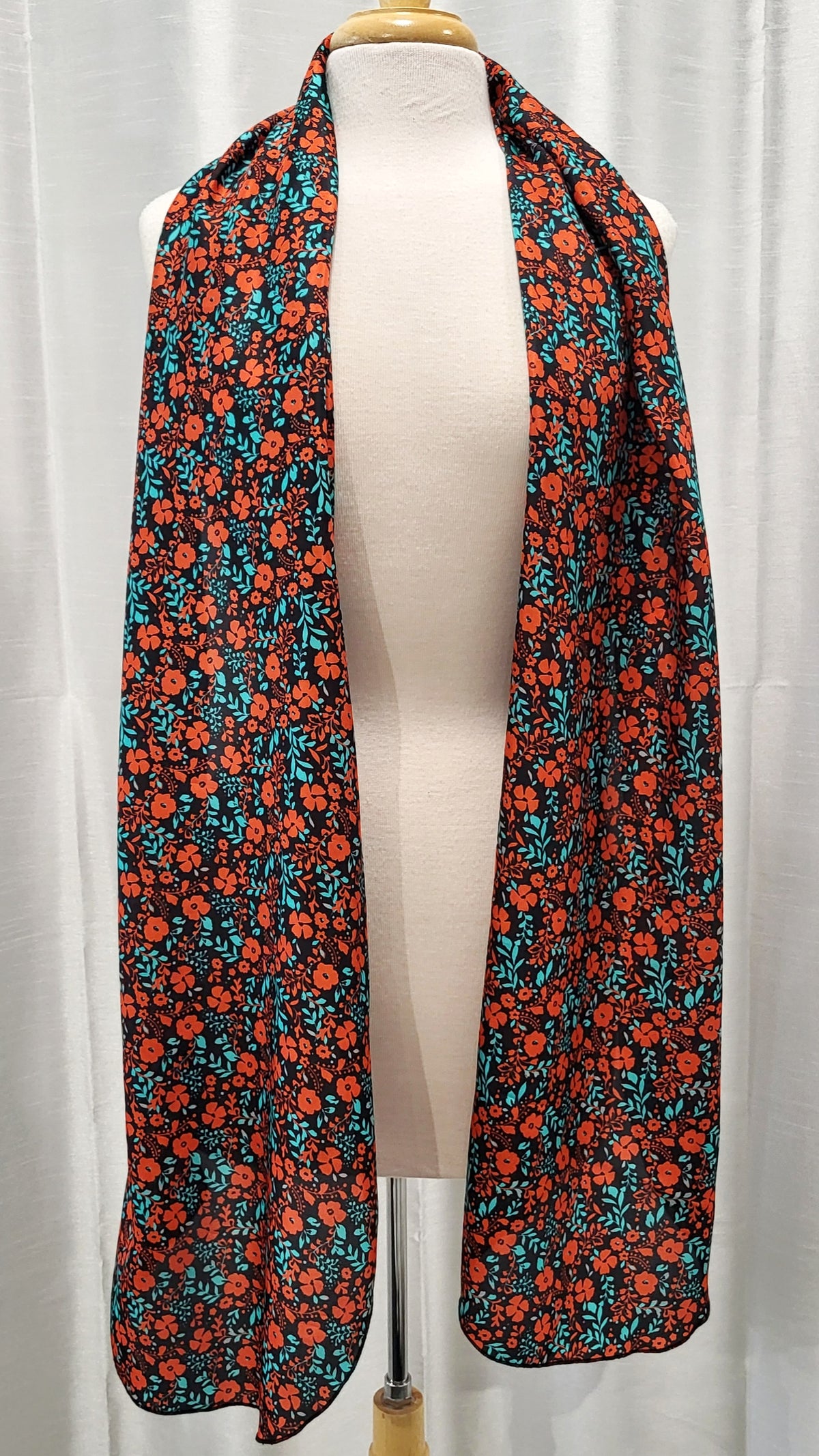 Foulard long en soie, fleuri rouge et turquoise sur fond noir