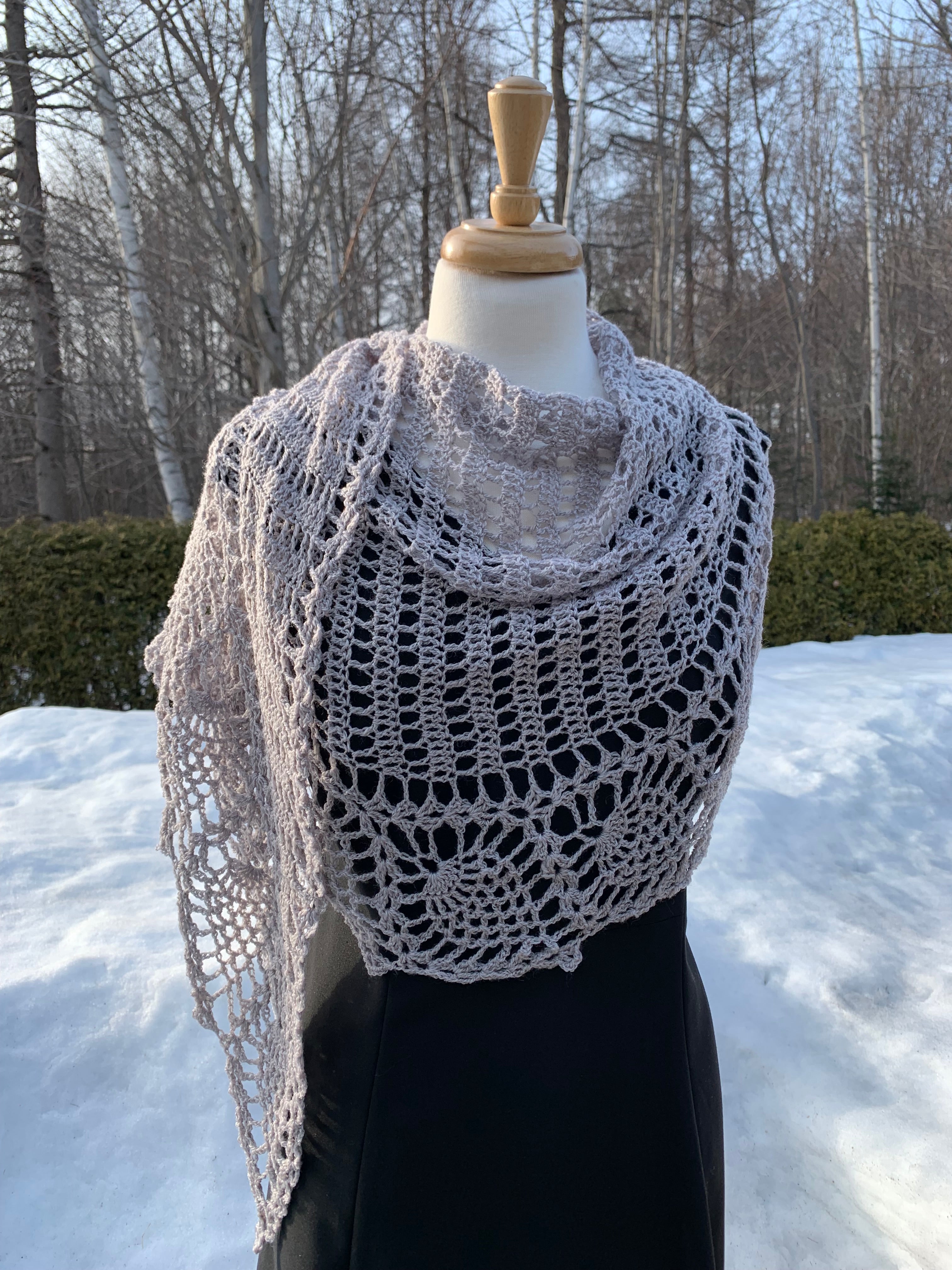 MPA - Châle ananas gris pâle tricoté au crochet