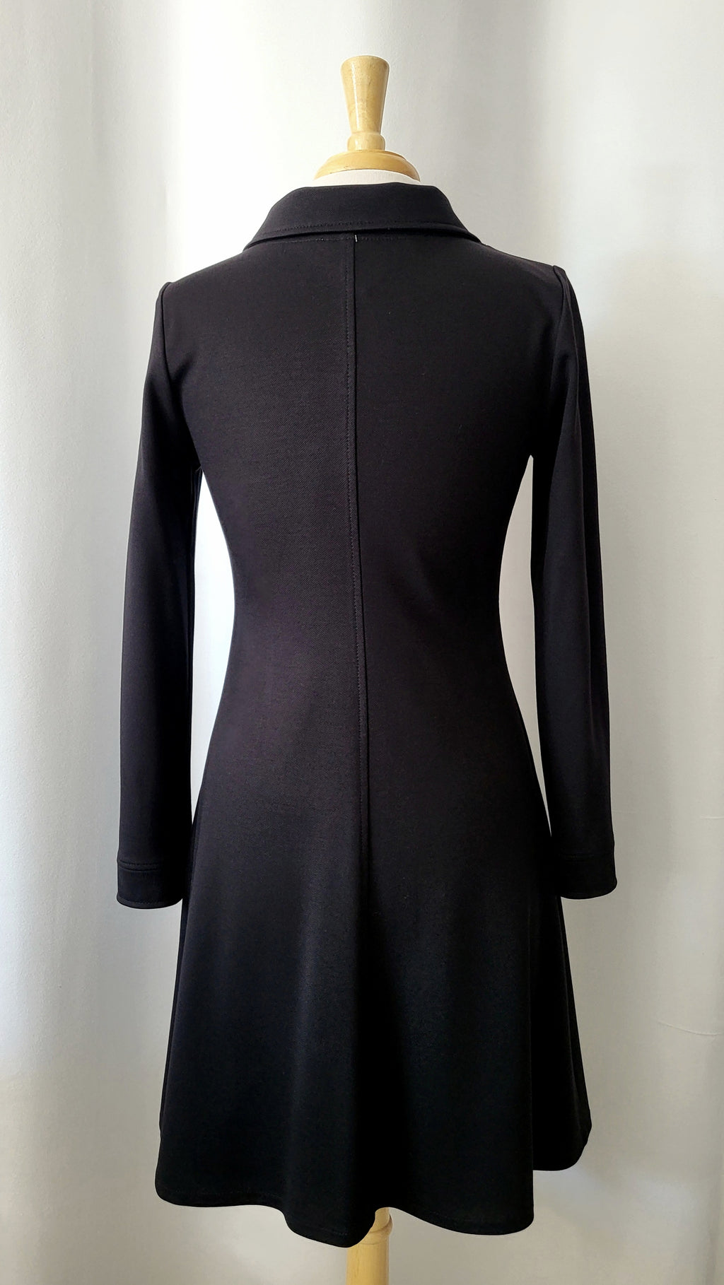 Robe Michelle noire à manches longues avec col