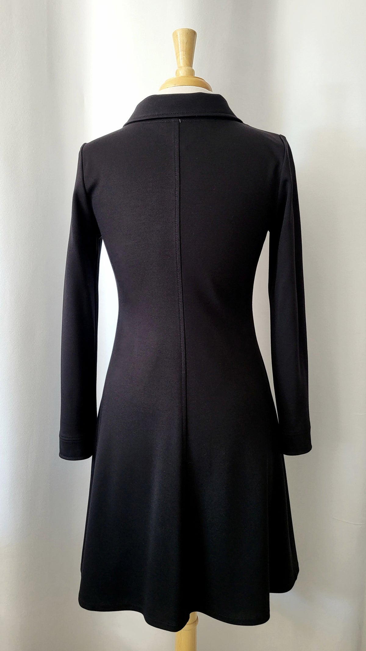 Robe Michelle noire à manches longues avec col