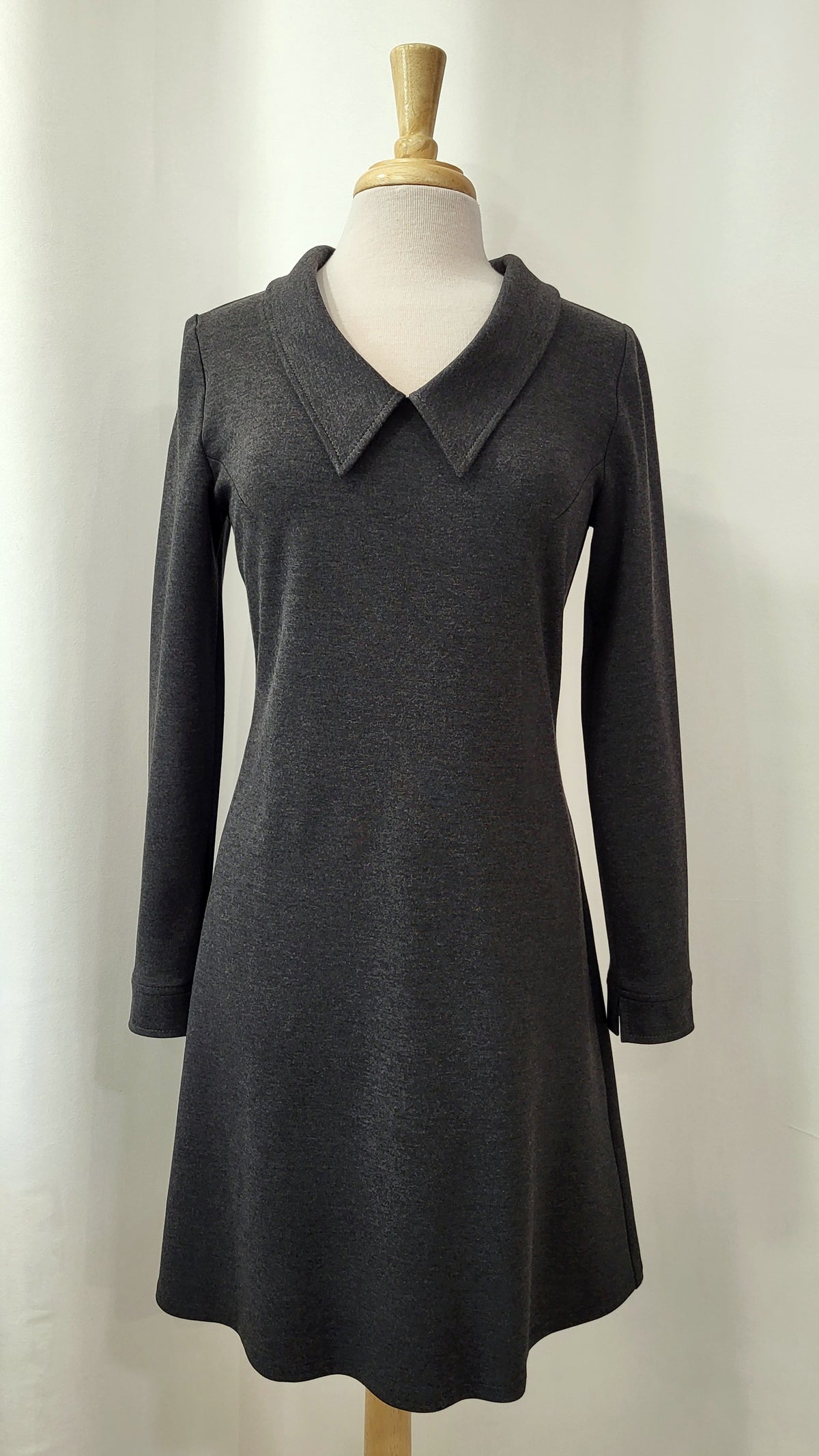 Robe Michelle grise à manches longues et col