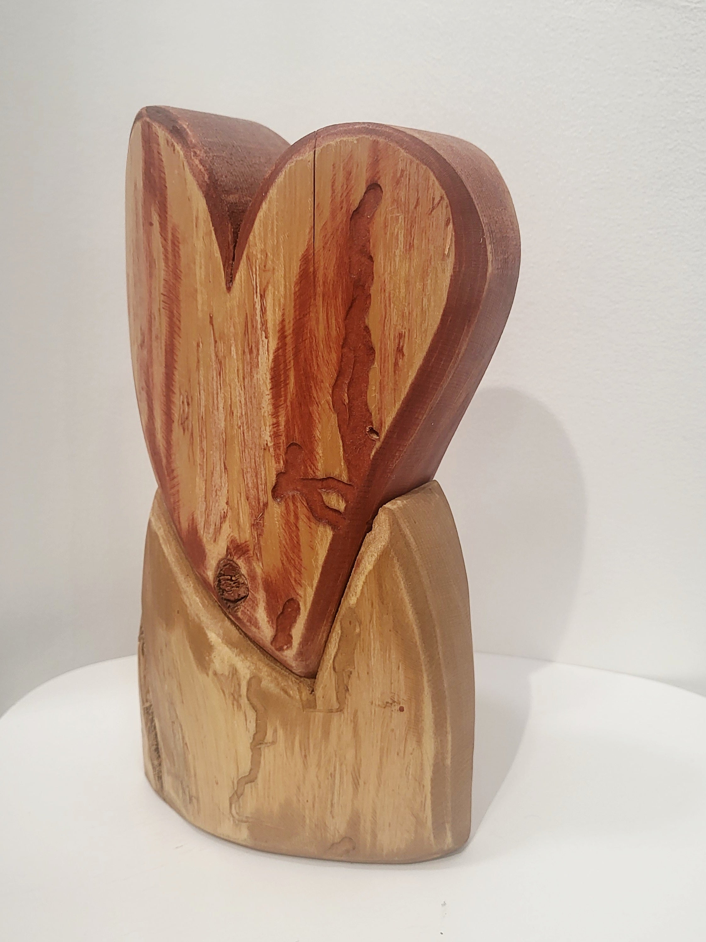 Coeur rouge en bois sur socle - Bertrand Massé artiste