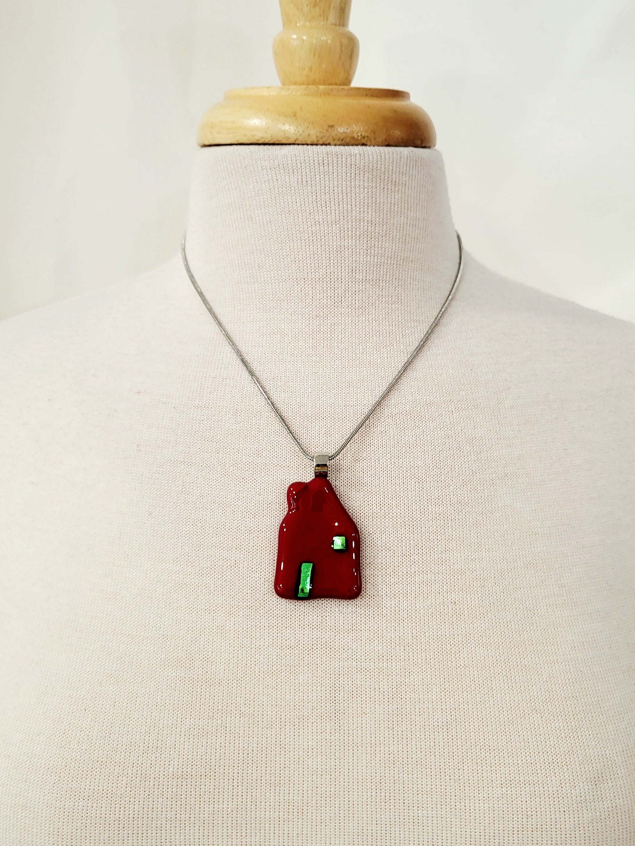 Collier en forme de maison rouge en verre fusionné - Laparé bijoux