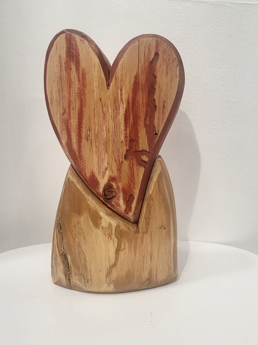 Coeur rouge en bois sur socle - Bertrand Massé artiste