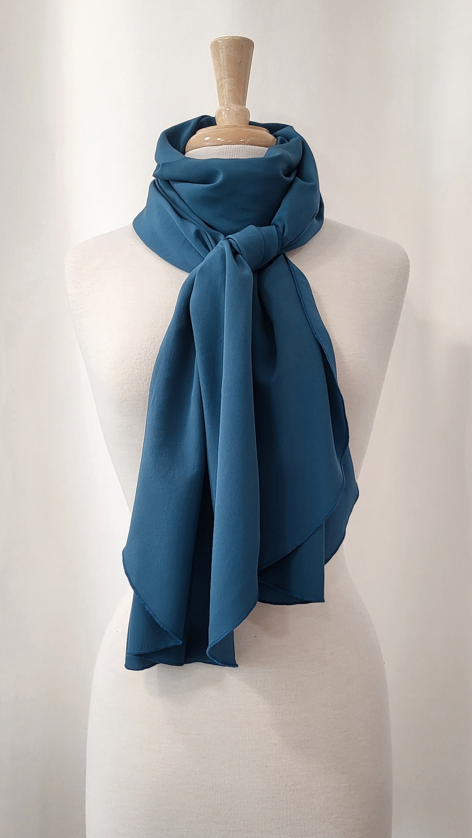 Foulard long en soie de couleur bleu céruléen