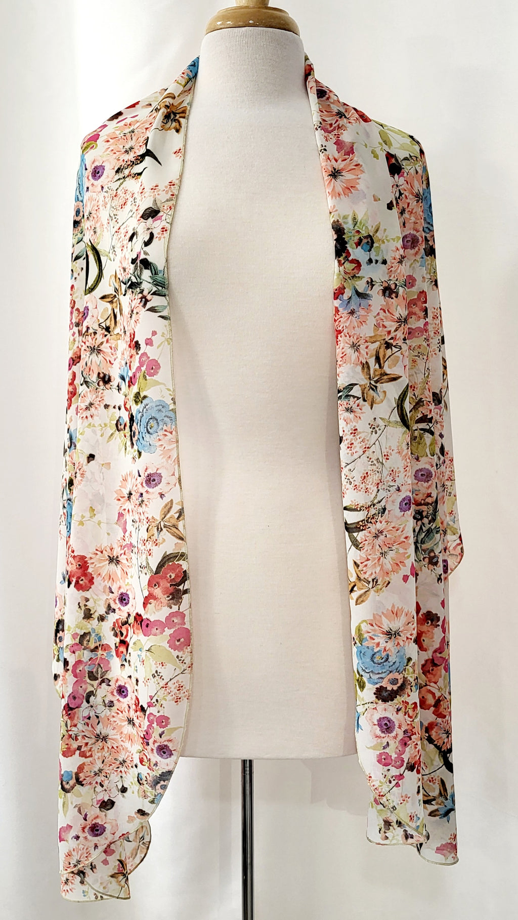 Grand foulard en voilage imprimée de fleurs multicolores.
