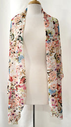 Grand foulard en voilage imprimée de fleurs multicolores.