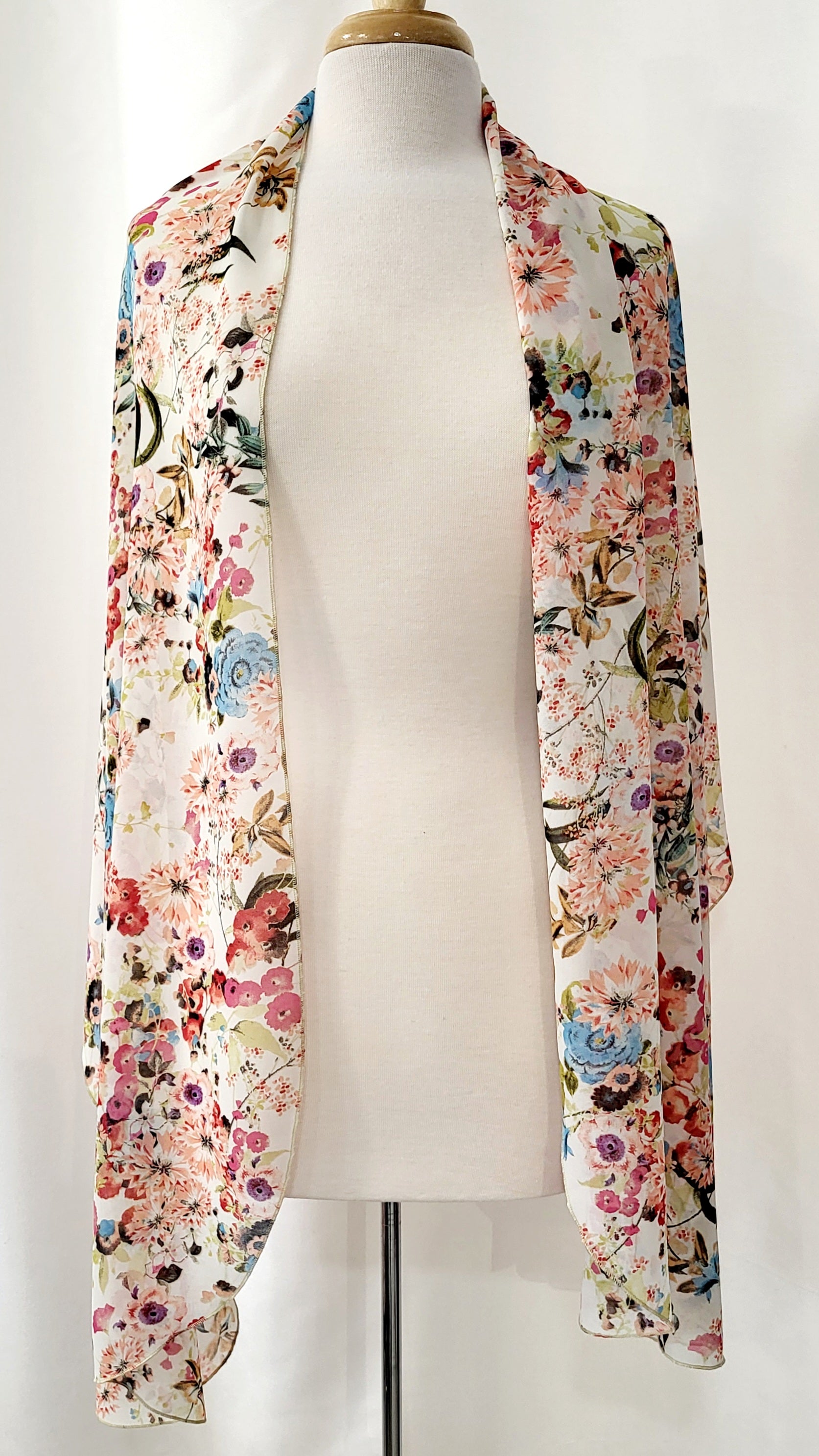 Grand foulard en voilage imprimée de fleurs multicolores.