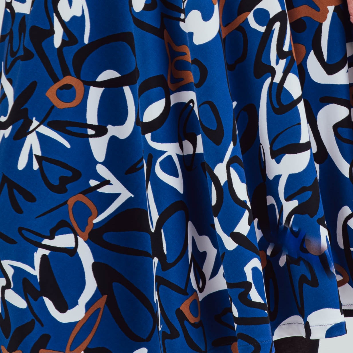 Mid-length flared skirt in printed electric blue.