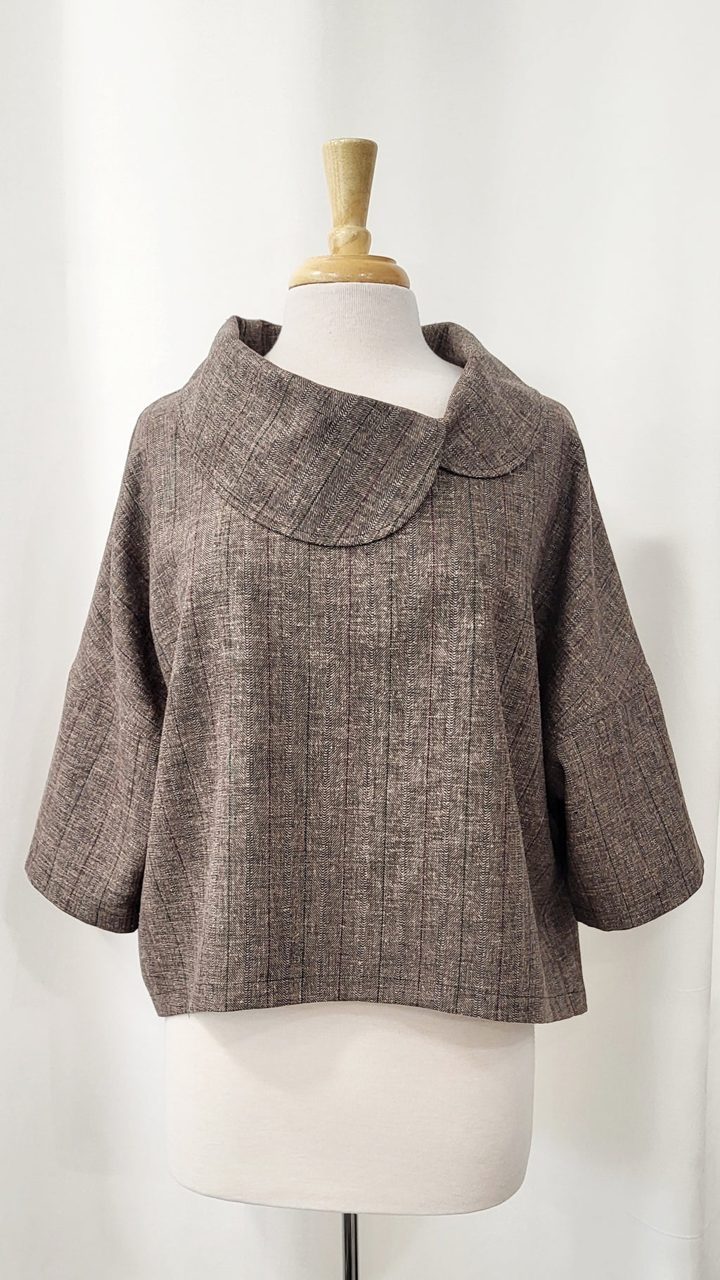 Pèlerine, veste pour femme en laine et soie, chevrons marron à fines rayures