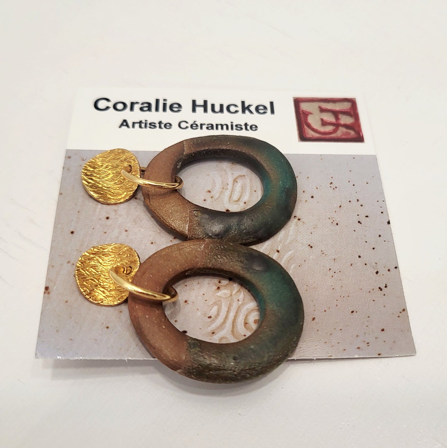 Boucles d'oreilles rondes ajourées en grès rouge B04