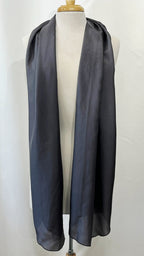 Foulard long et léger en soie gris foncé