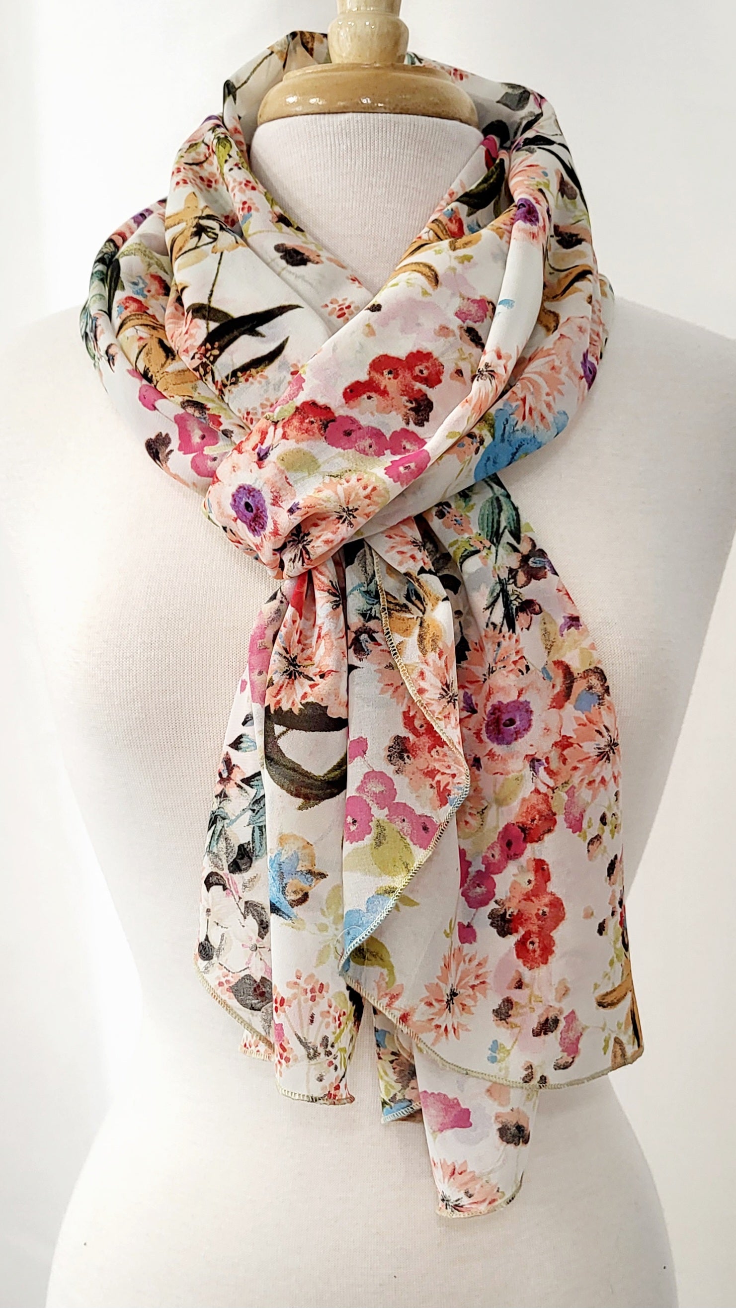 Grand foulard en voilage imprimée de fleurs multicolores.