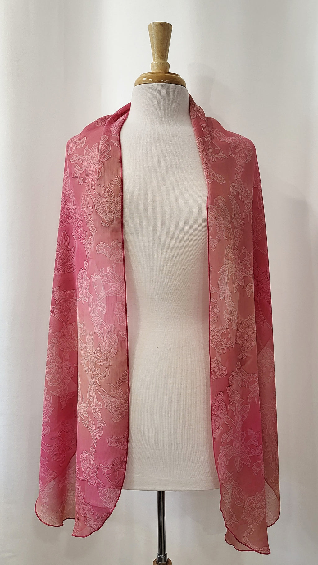 Foulard long et léger, motif floral discret en teintes de rose