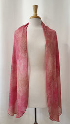 Foulard long et léger, motif floral discret en teintes de rose