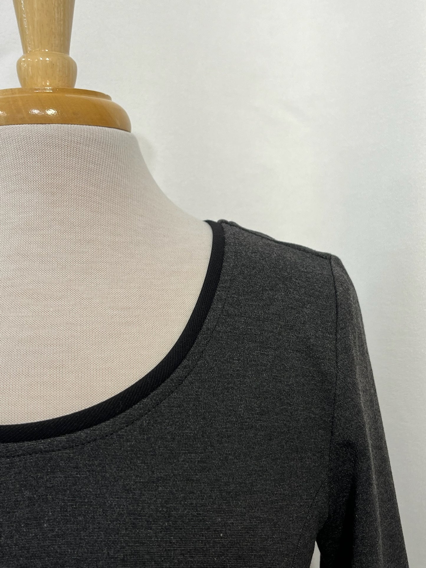 Robe Michelle grise à liséré noir