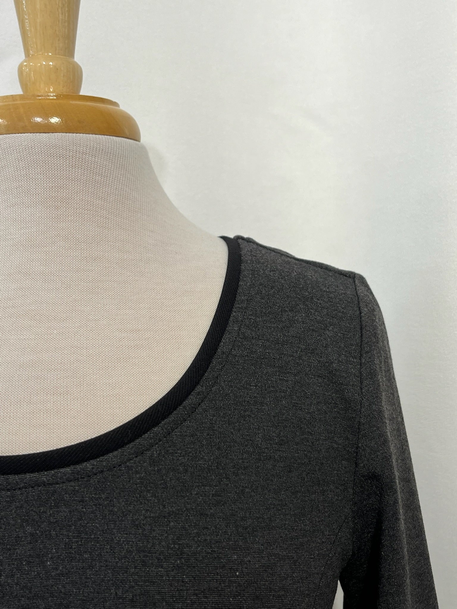Robe Michelle grise à liséré noir