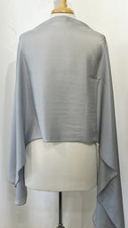 Foulard long et léger en soie gris perle.