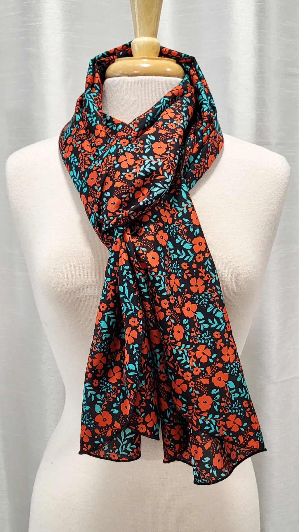 Foulard long en soie, fleuri rouge et turquoise sur fond noir