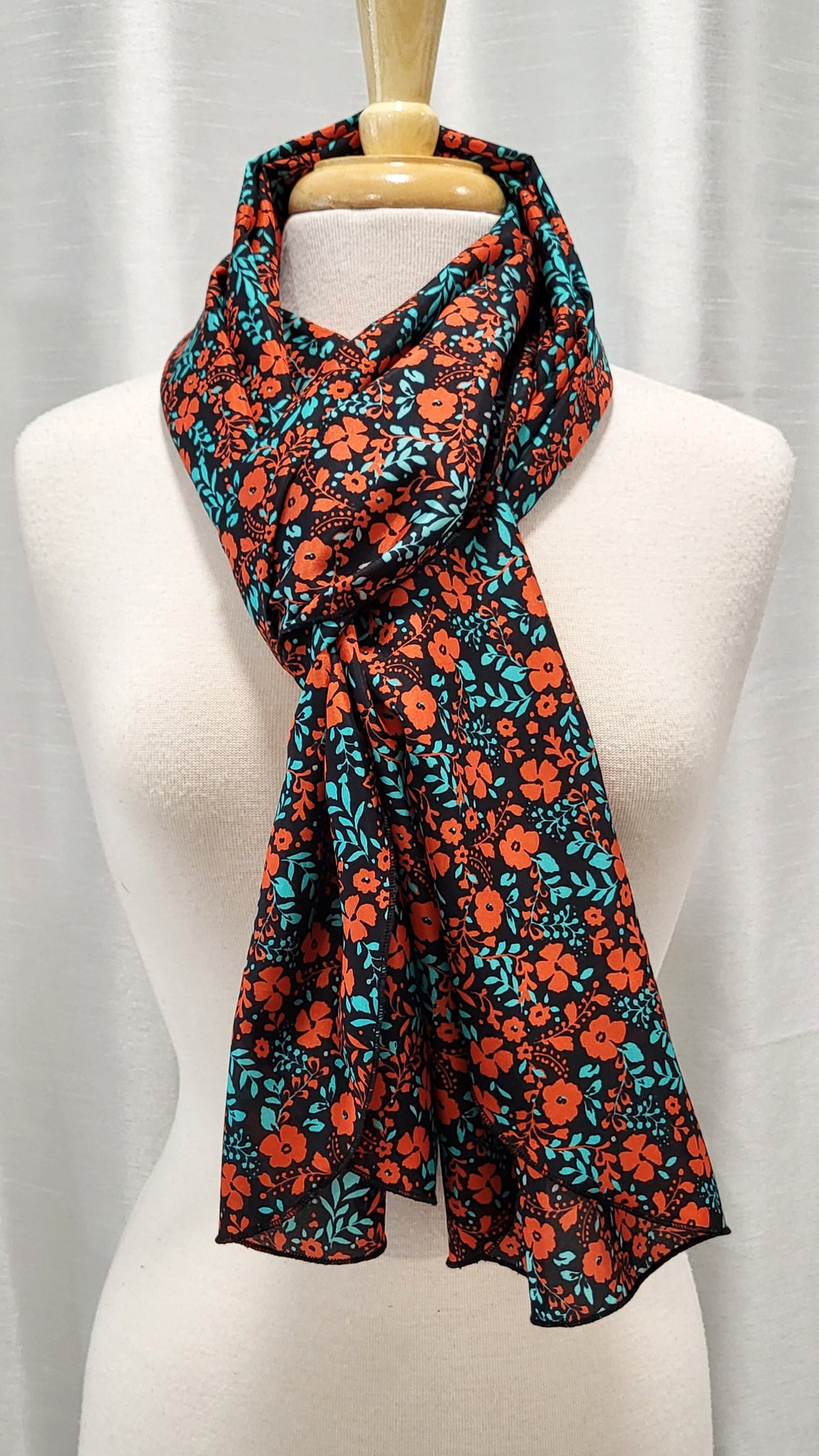 Foulard long en soie, fleuri rouge et turquoise sur fond noir