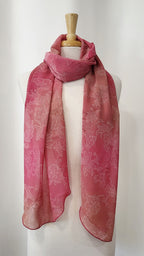 Foulard long et léger, motif floral discret en teintes de rose