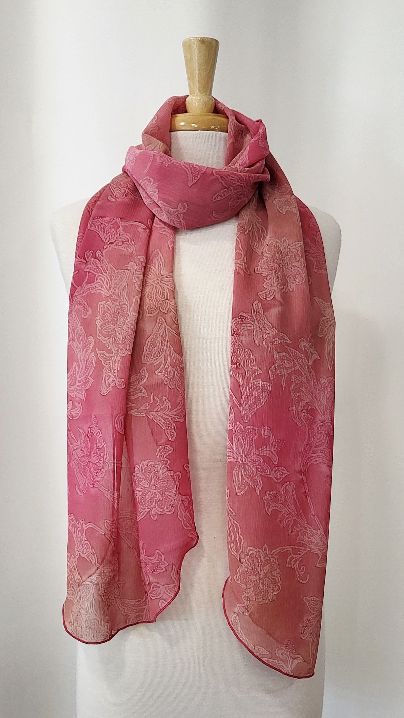 Foulard long et léger, motif floral discret en teintes de rose