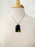 Collier en forme de maison noire en verre fusionné - Laparé bijoux