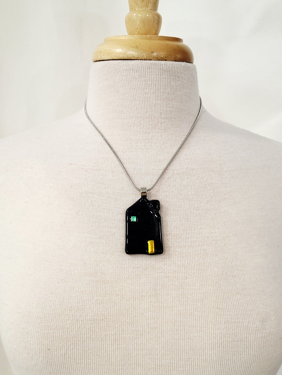 Collier en forme de maison noire en verre fusionné - Laparé bijoux