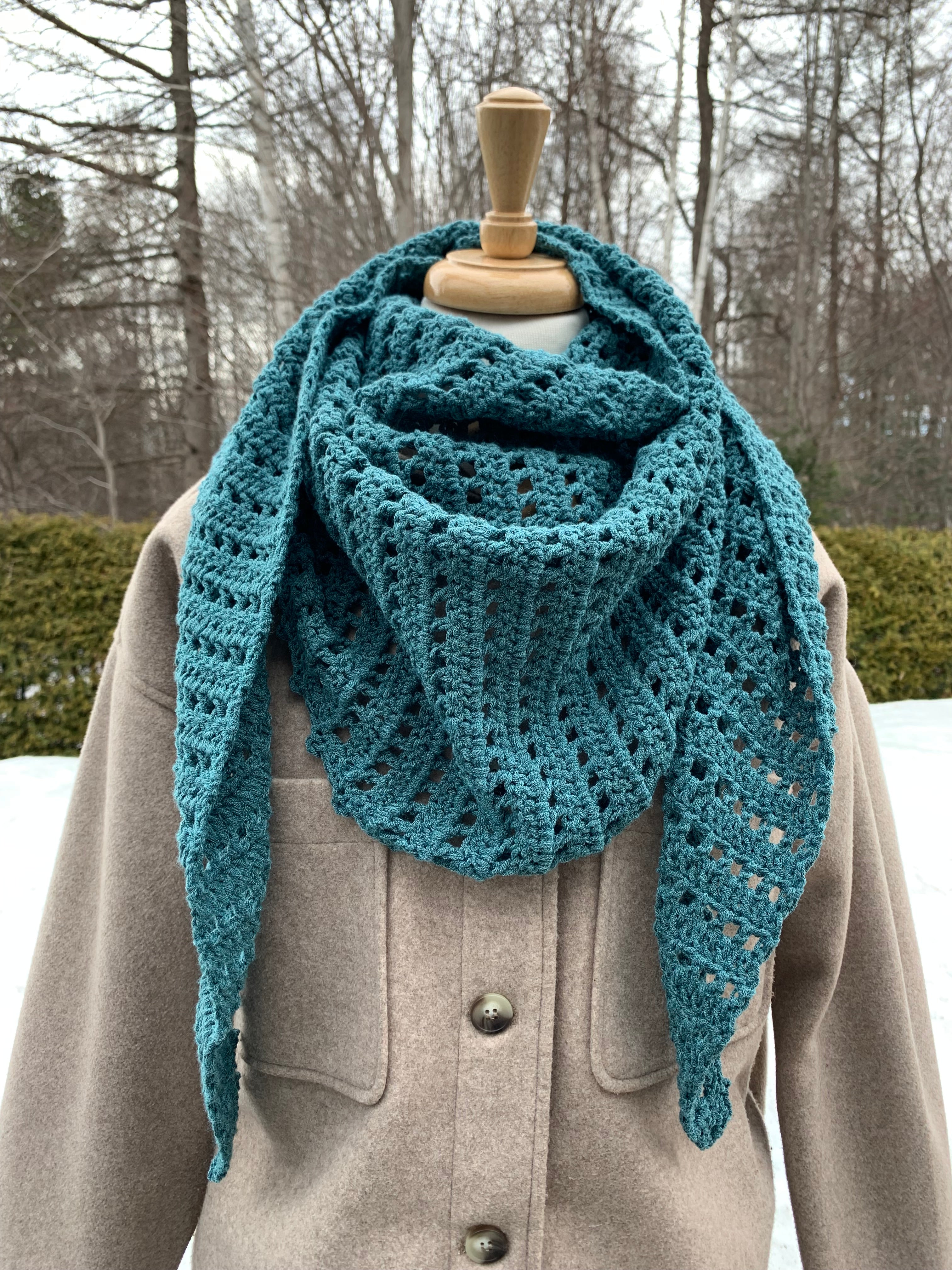 MPA - Châle Katia bleu sarcelle tricoté au crochet.