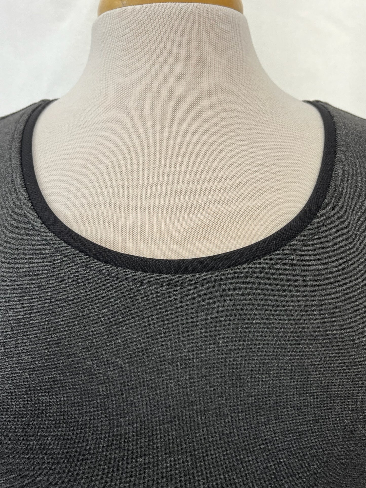 Robe Michelle grise à liséré noir