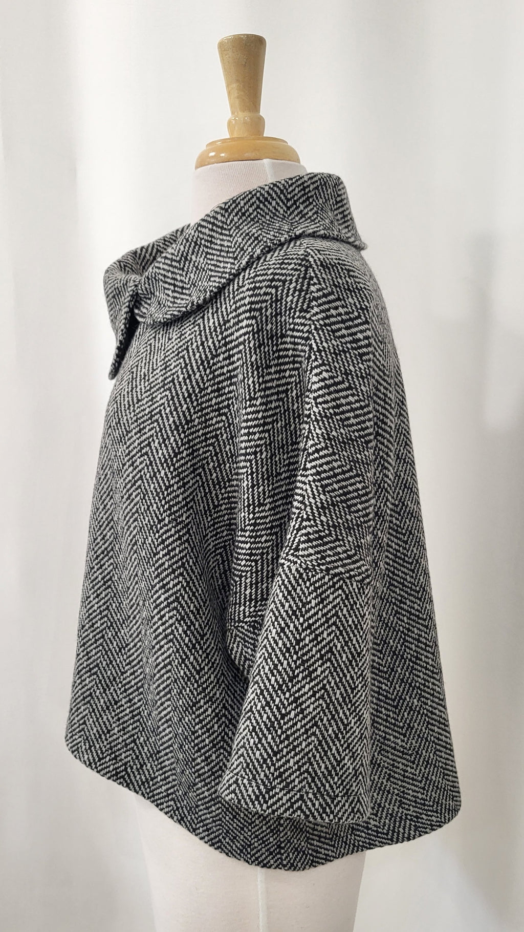 Pèlerine, veste pour femme en pure laine, chevrons noir et blanc
