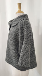 Pèlerine, veste pour femme en pure laine, chevrons noir et blanc