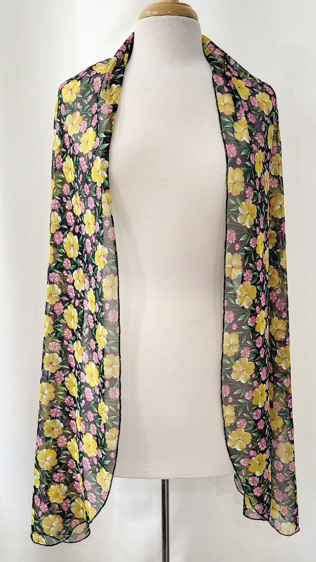 Foulard long en voilage imprimé de fleurs jaunes, roses et feuillage vert.
