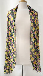 Foulard long en voilage imprimé de fleurs jaunes, roses et feuillage vert.